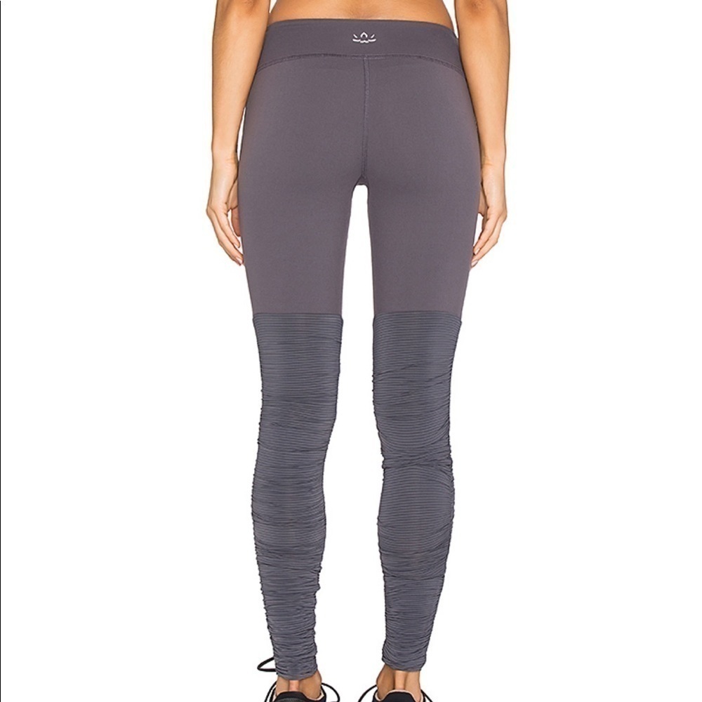 BEYOND YOGA Sleek Stripe steal Blue Legwarmer Leggings women’s size S